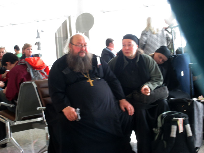 Шереметьево. Православный священник с монахиней.
