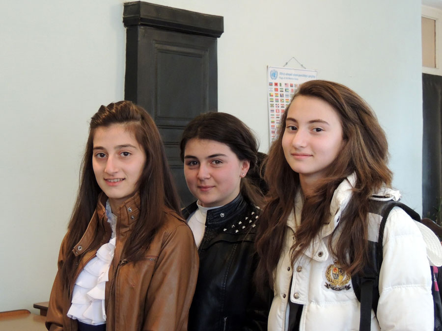 Девушки со школы №7, после мероприятия.