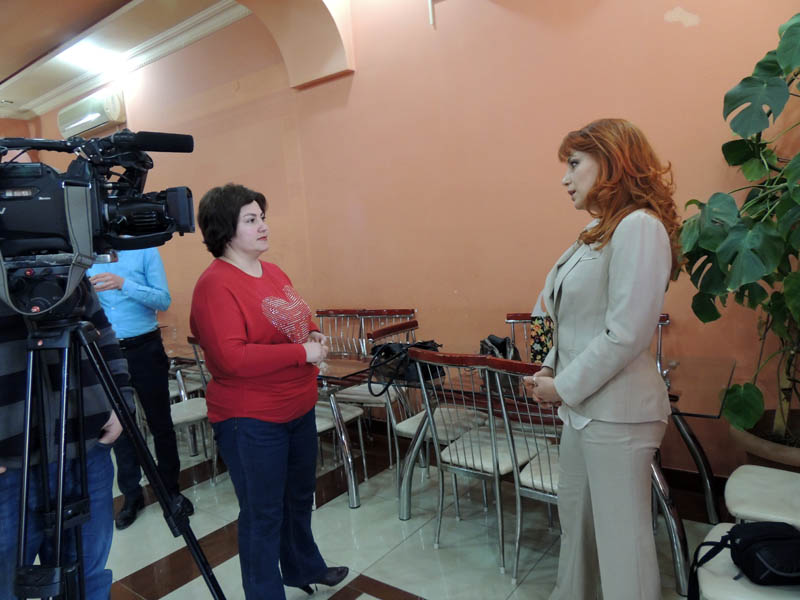 Белла даёт интервью корреспонденту Арцаского общественного телевидения Марине Мкртчян.