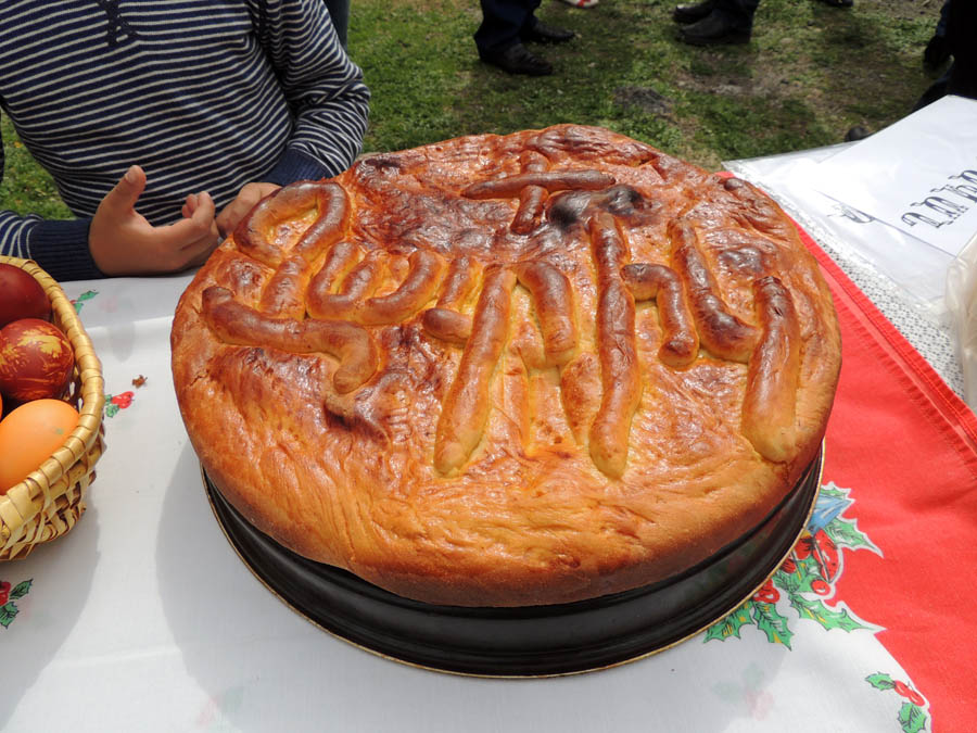 Пирог, на ктором на армянском написано "Затик" ("Пасха".