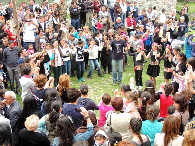 Дети танцуют армянский народный танец.