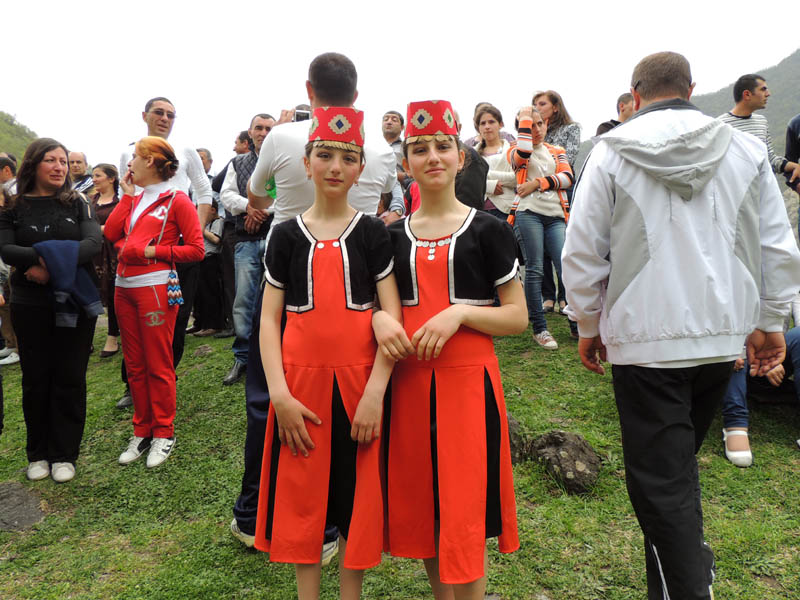 Девочки в армянских национальных костюмах.