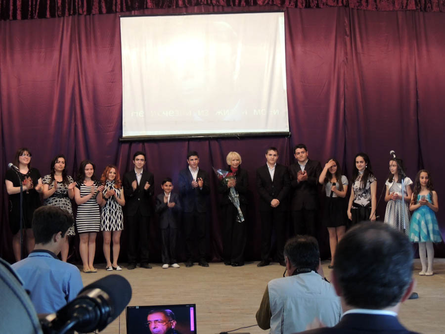 Фото на память учеников с Верой Таривердиевой.