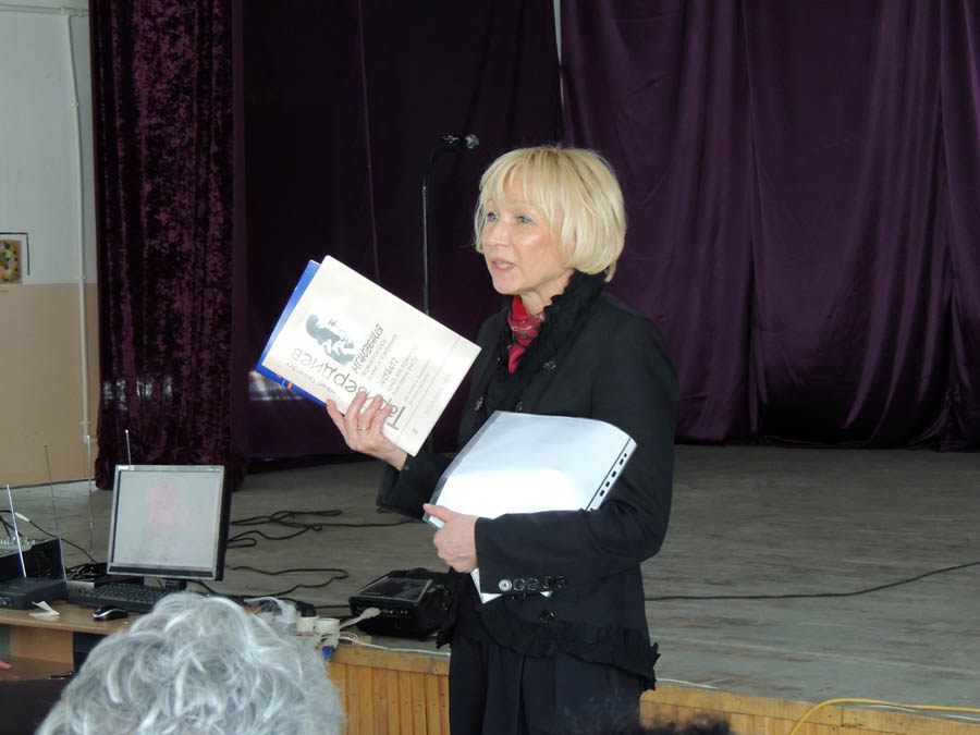 Вера Гориславовна дарит школе книгу о Микаэее Таривердиеве и диски с его творчеством.
