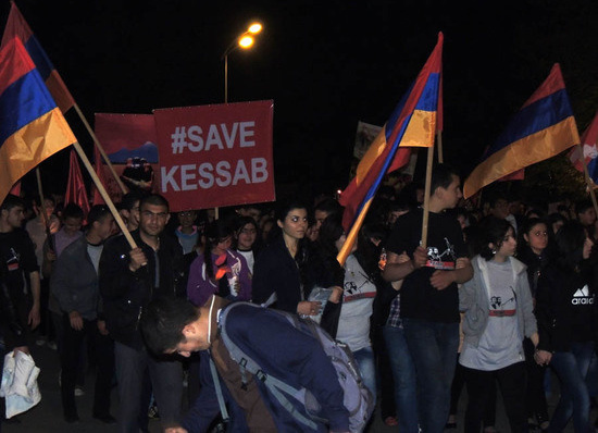 Шествие в Степанакерте к Мемориальному комплексу.