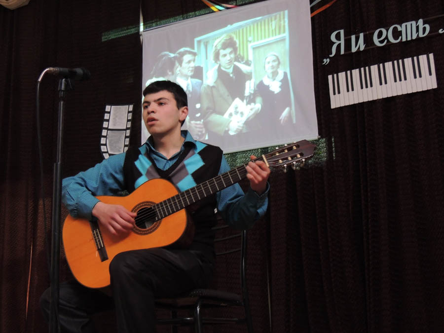 Парень на гитаре  исполняет произведение Микаэла Таривердиева. Школа искусств. г.Шуши.