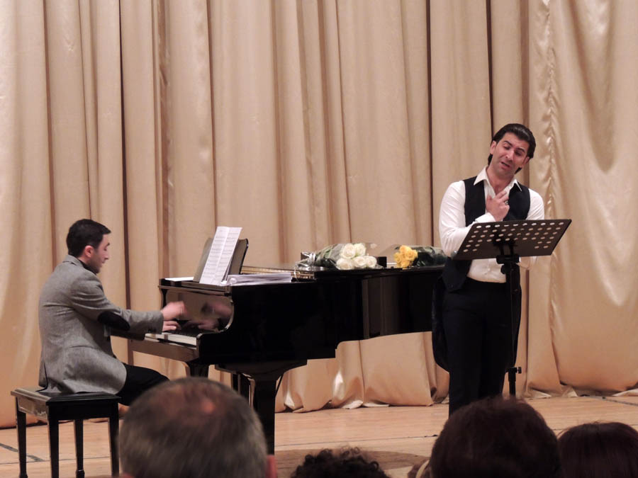 Сар Саргсян исполняет балладу из фильма "ОРльга Сергеевна, аккомпанирует ему Арен Аветян.