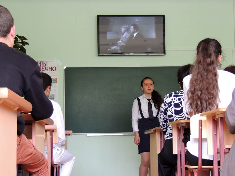 Девочка исполняет песню из к/ф "17 мгновений весны". Средняя школа с.Гиши Мартунинского района. 