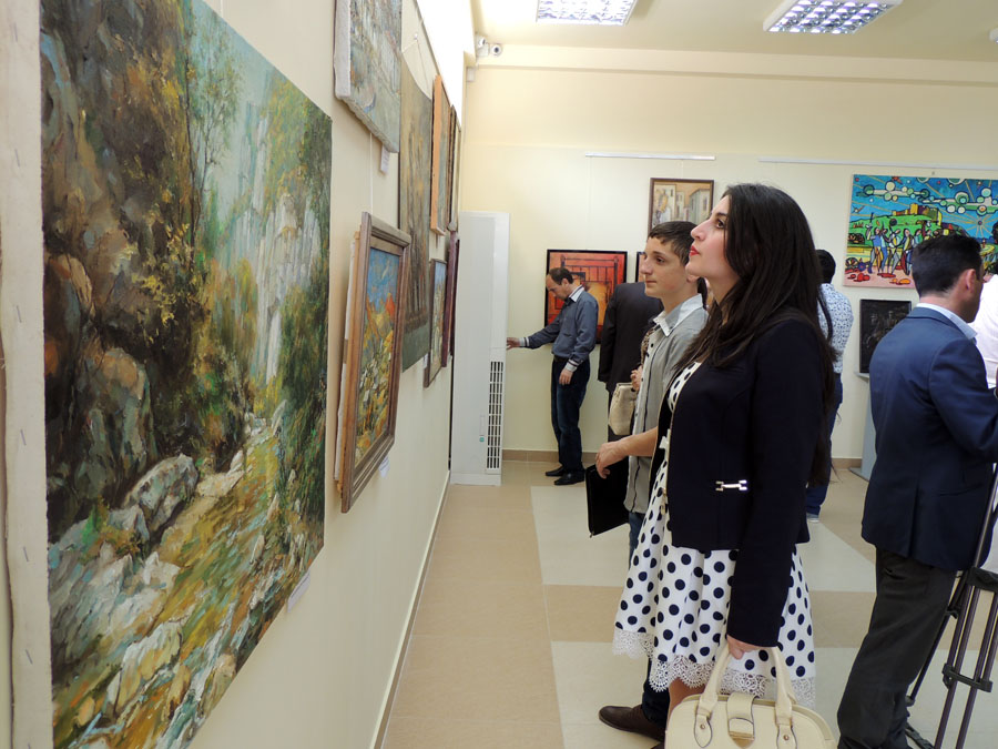 Директор картинной галереи Елена Дадаян (слева) со своим помощником Карине Саркисян у полюбившеся картины.