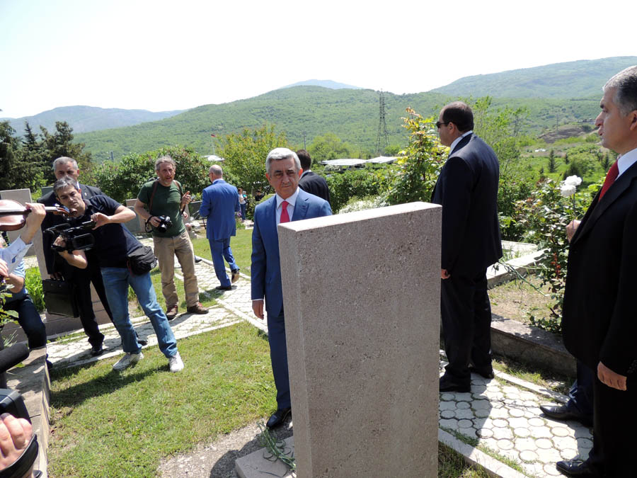 Президент Армении Серж Саркисян у могилы павшего азатамартика.