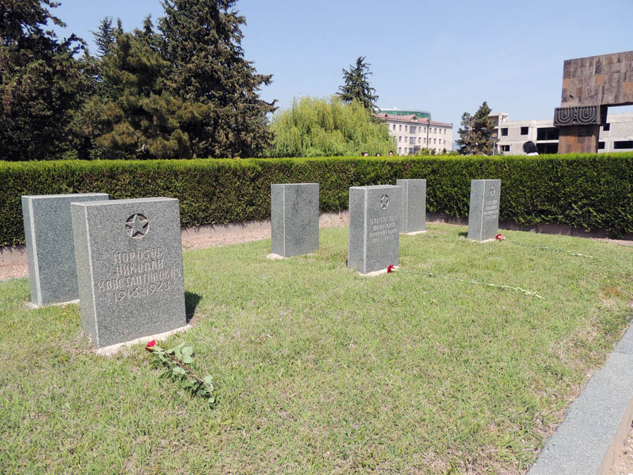 Во время ВОВ в Степанакерте был военный госпиталь. Те, кто умер от ран, был захоронен недалеко от госпиталя и на этом месте был становлен Мемориальный комплекс. Мигилы умерших от ран красноармейуев. всег таких могил ок. 40.