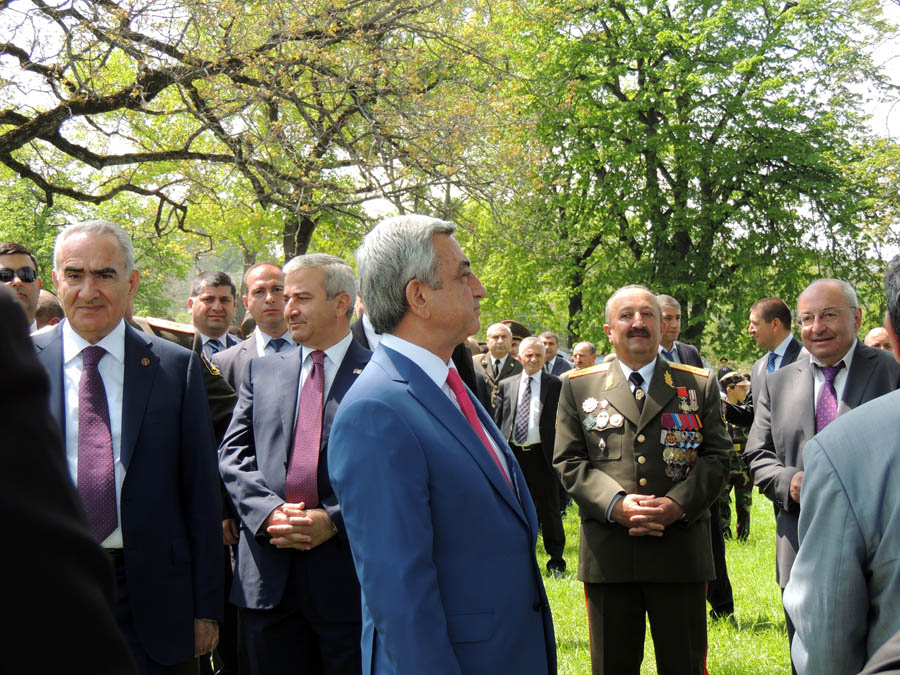 Президент Армении Серж Саркисян с представителями властей Карабаха и армении.