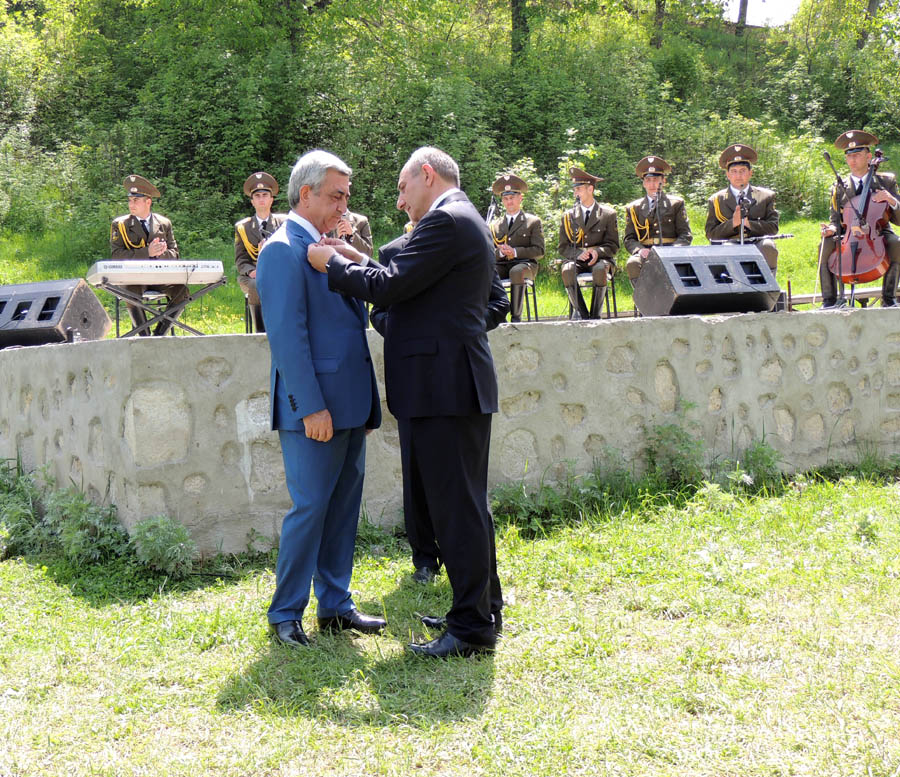Бако Саакян вручает президенту Армении Сержу Саркисяну орден Григория Лусоворича (Григория Просветителя).