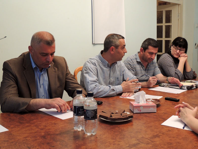Масис Маилян (второй слева) рассказывает о своём участии в составе карабахской делегации...