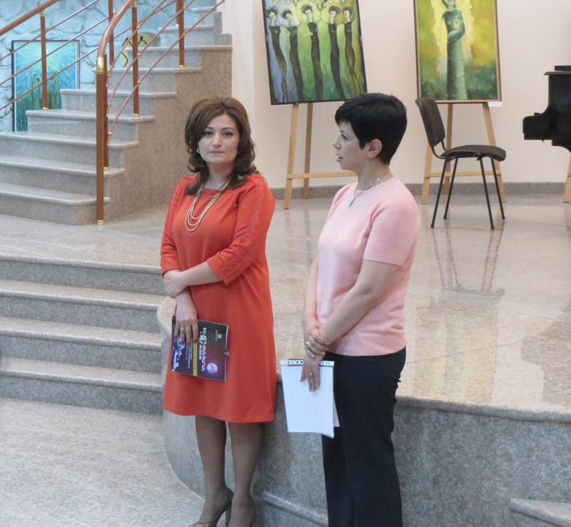 Министр культуры НКР Нарине Агабалян и директор картинной галереи Лусине Гаспарян открывают мероприятие.