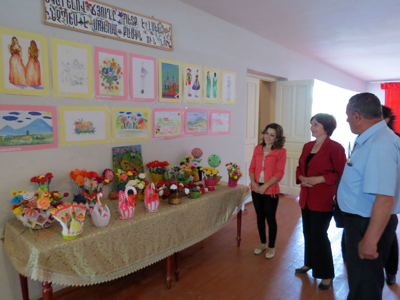 Выставку подготовили Рузан Акопян и Мария Бадалян, кружководы школы.