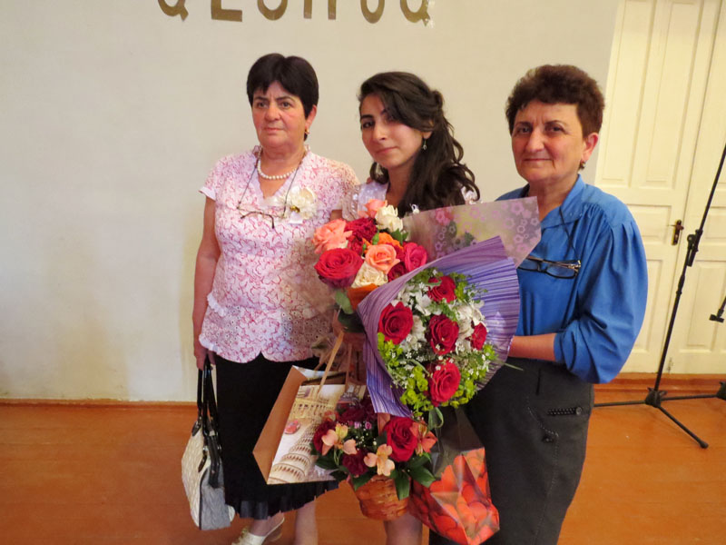 Преподаватели школы Сурая Газарян (слева), Джульетта Григорян, между ними отличница Аргине Аванесян
