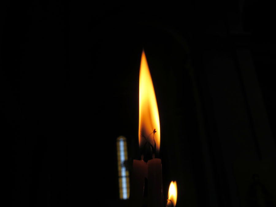 Пламя свечи...