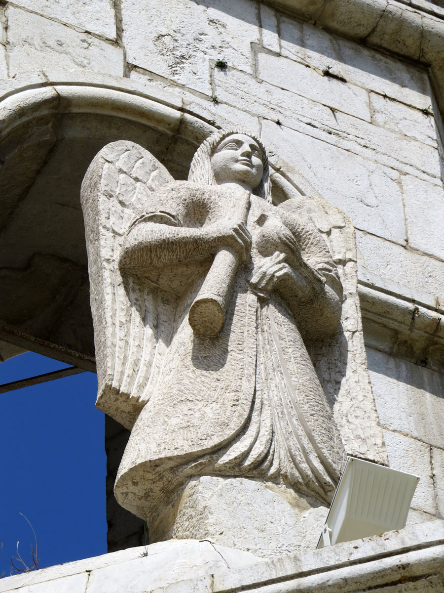 Скульптура ангела на колокольне.