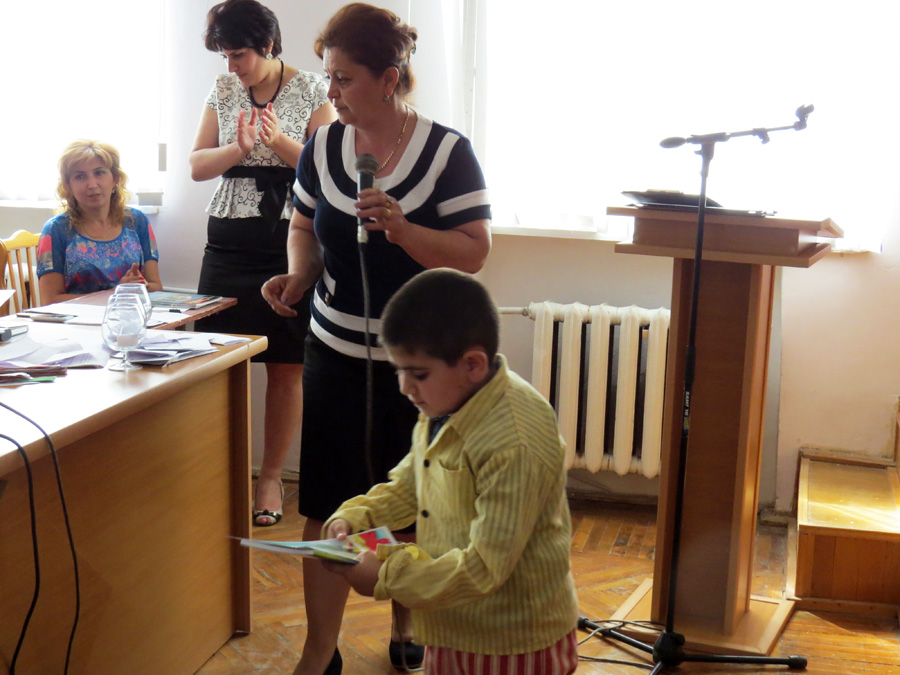 Самый маленький участник Павлик, ученик 3 класса, получает в подарок книгу Ованеса Туманяна.