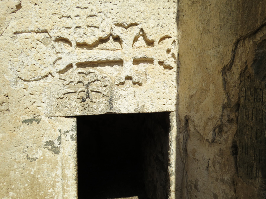 Хачкар над дверью одного из помещений монастыря.