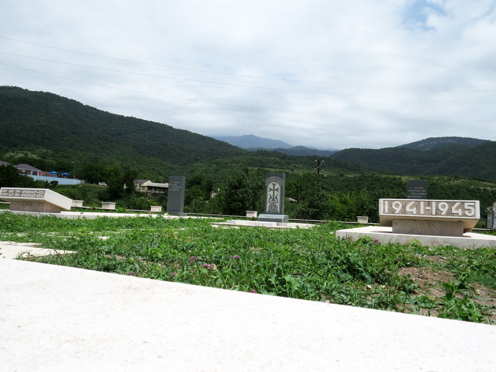 Памятник чапарцам, погибшим в Великой Отечественной -60 человек и в Карабахской  войнах - 27 человек.
