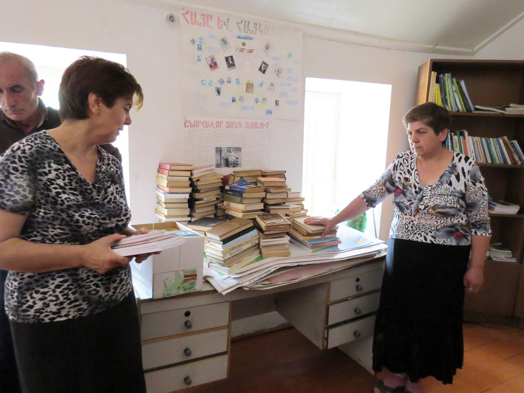 Директор школы Сусанна Григорян (слева) и библиотекарь Карина Газиян с принесёнными нами книгами.