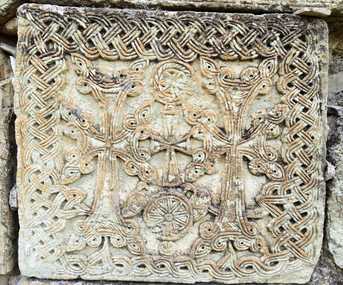 Фасад монастыря. Хачкар-3.
