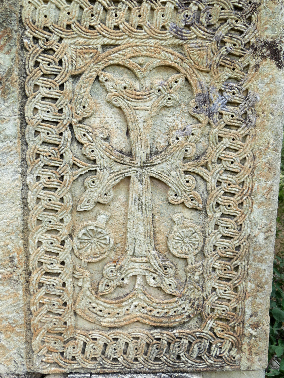Фасад монастыря. Хачкар-4.