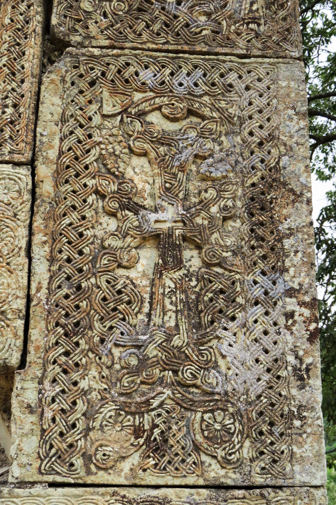 Фасад монастыря. Хачкар-5.