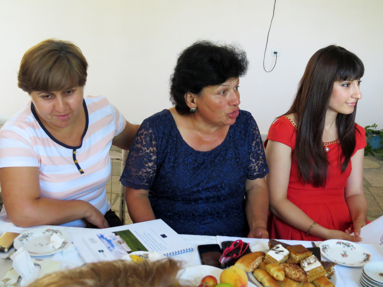 Слева на право: Маро Исраелян, работница детсада, Мира Айрапетян, педагог и Сатеник Тонян, библиотекарь.