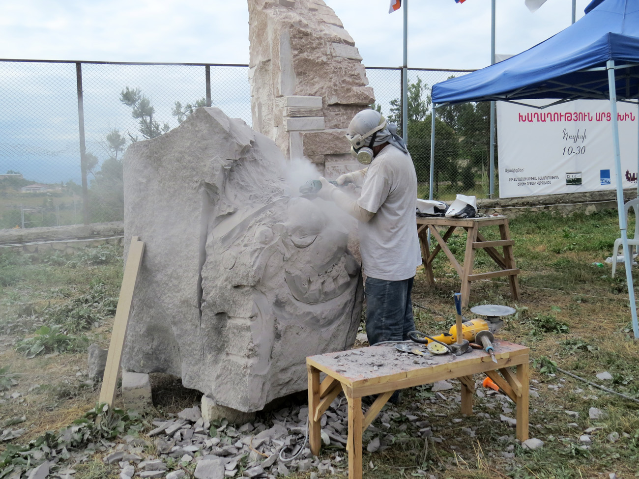 Спартак Арутюнян (Белоруссия) работает над скульптурой 