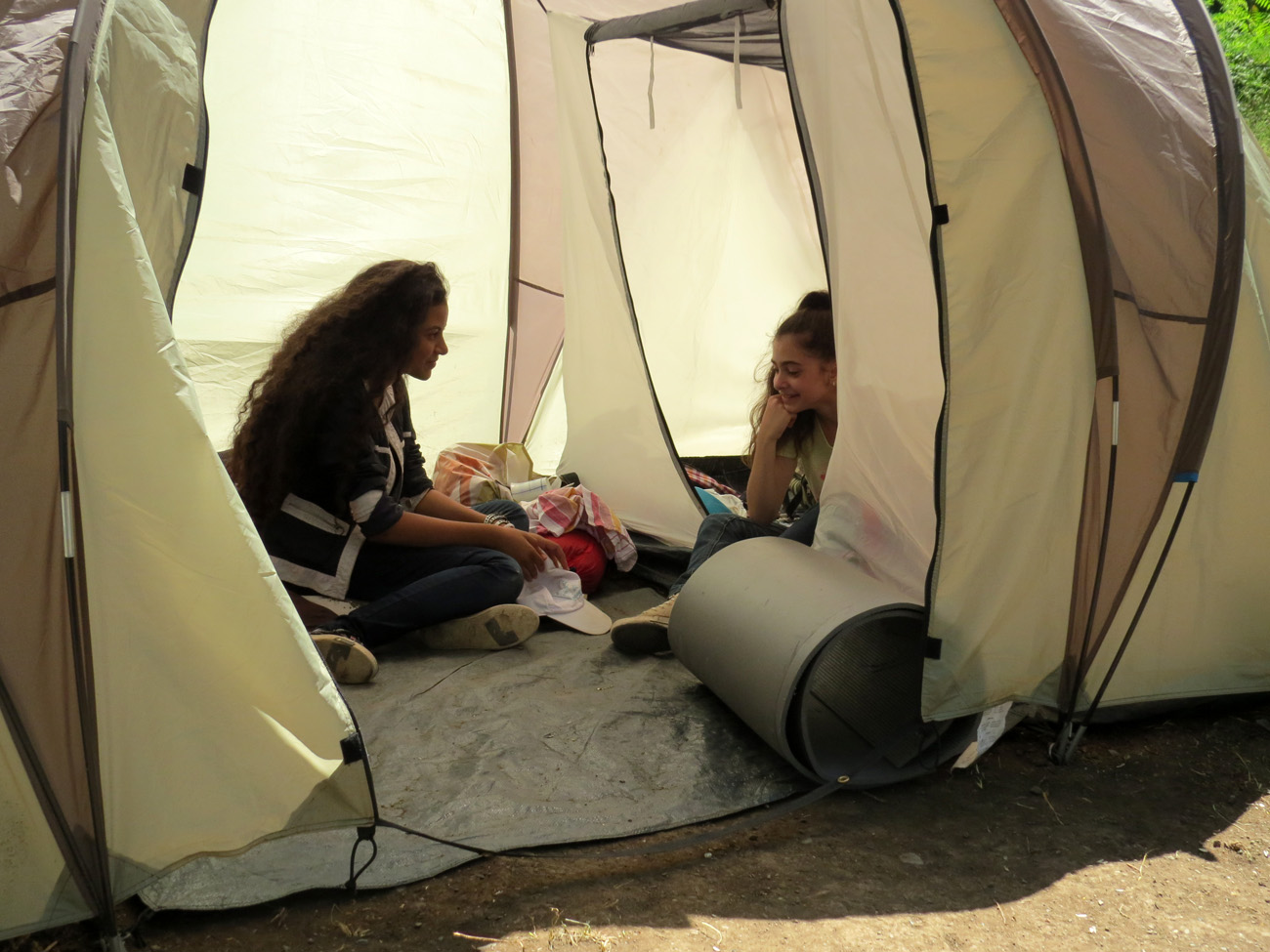 Анна и Яна в своей палатке.