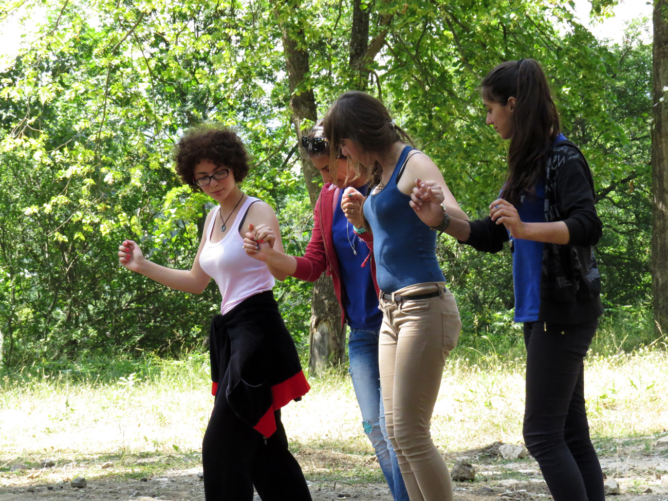 Вожатая Илонка, крайняя слева, учит правильно танцевать народный армянский танец.