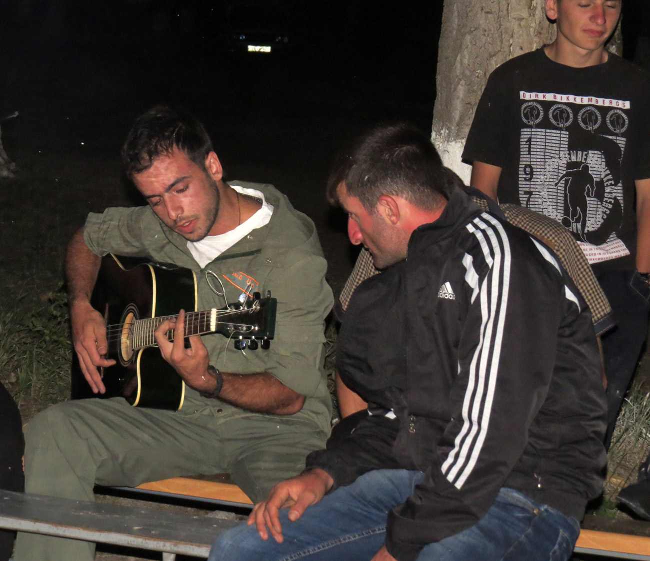 Азат прекрасно исполнил на гитаре песни на армянскои и русском языках.
