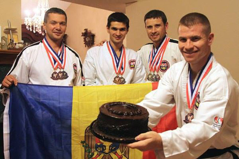 Команда чемпионов мира по тхэквондо из Молдовы - 9 золотых,  серебряных и бронзовых медалей на международном чемпонате в Далласе (2011) - отпразновала победу ториком.