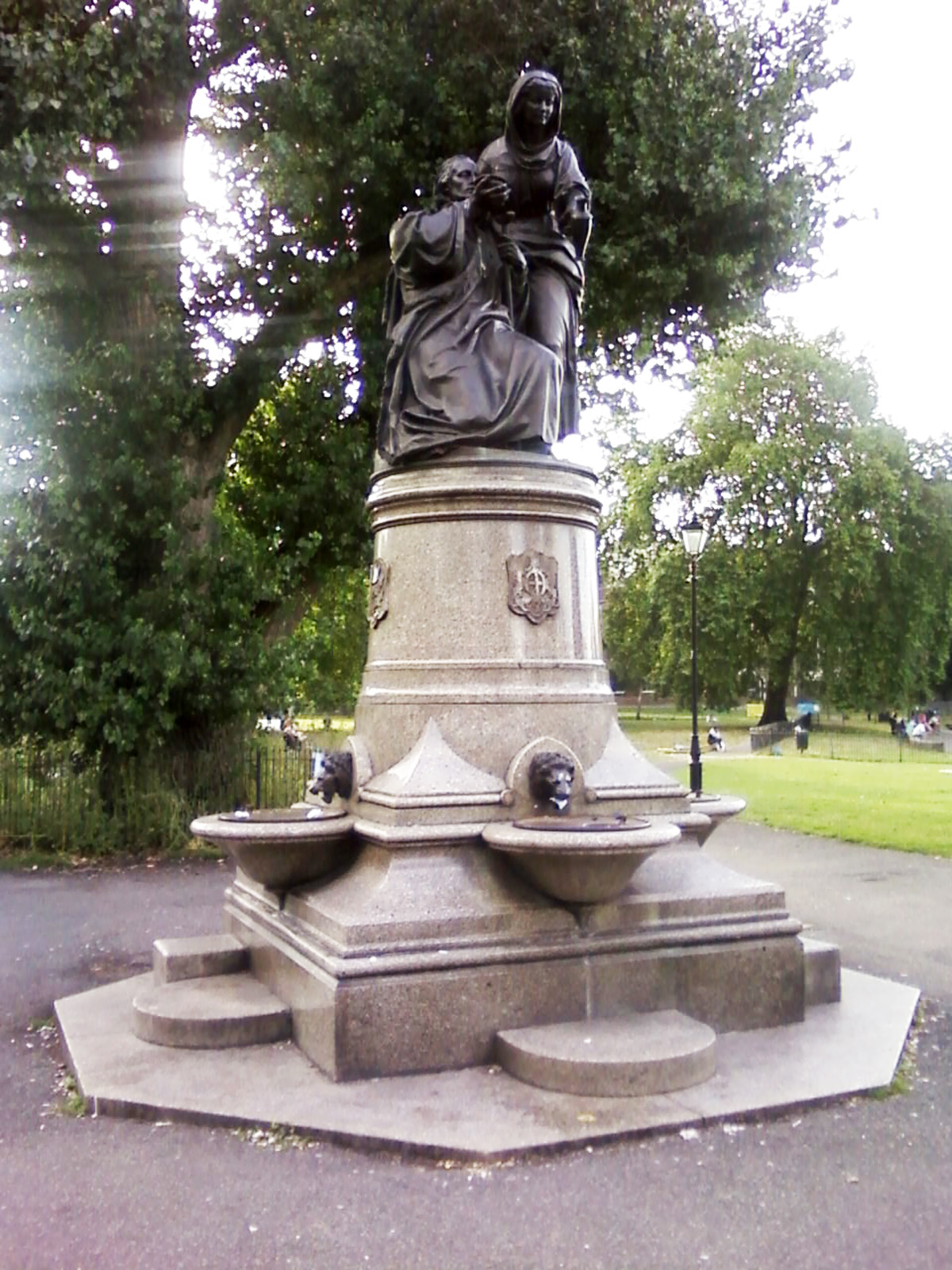 Памятник в парке.