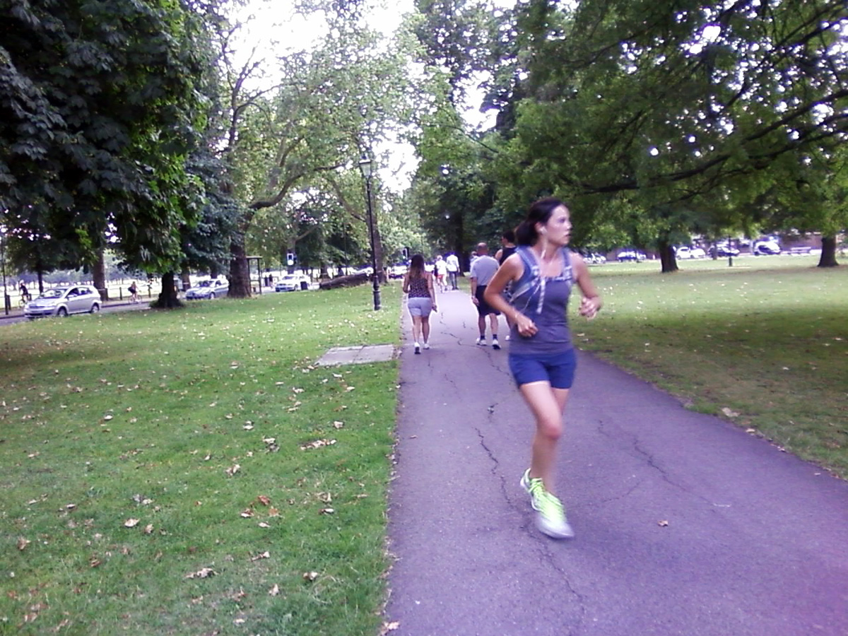 Кто-то бежит, кто-то спортивным шагом прогуливается по парку.