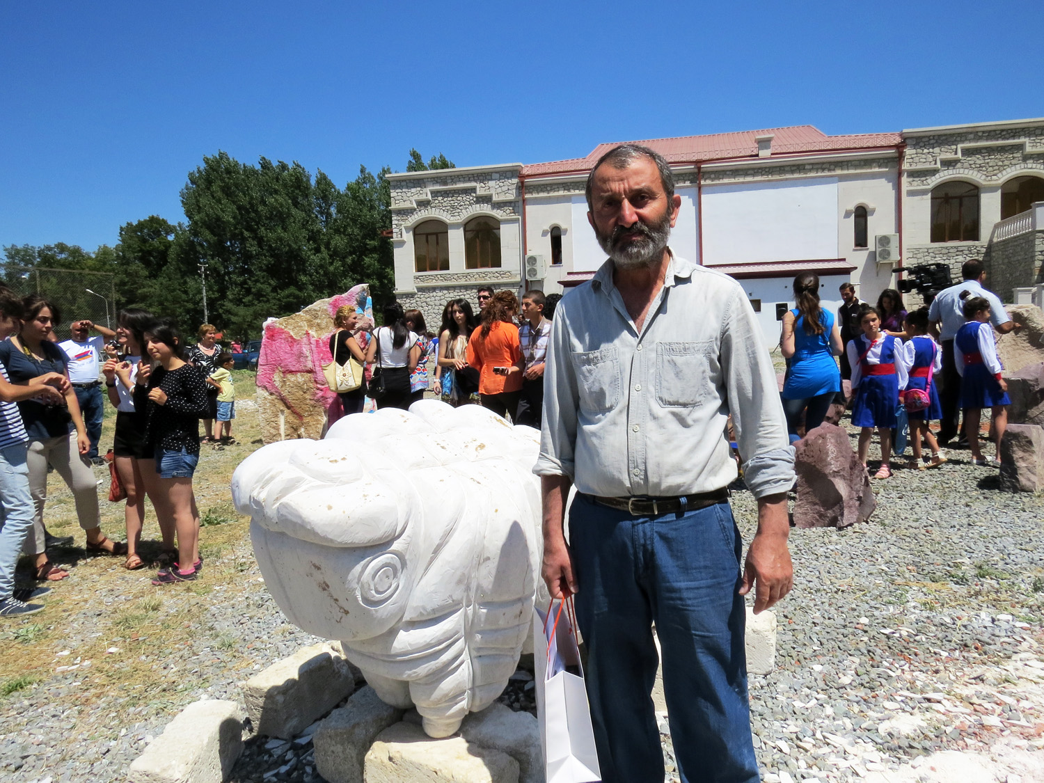 Арнольд Меликсетян (Карабах) рядом со своей работой "Карабахский бык".