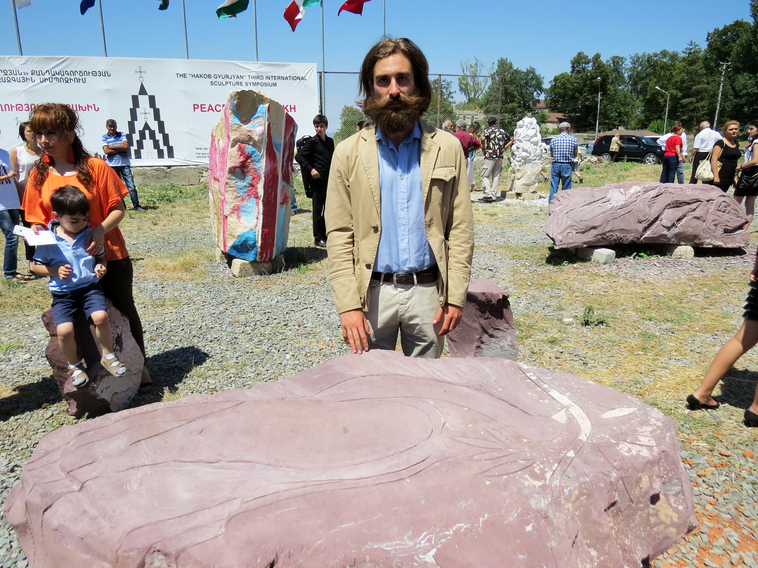 Итальянский скульптор Аугусто Липпи со своей работой "Стол мира".
