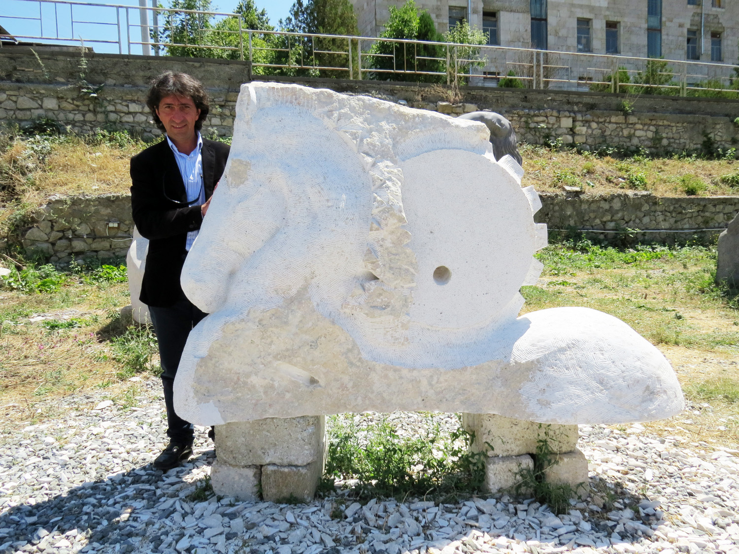Итальянский скульптор Виген Аветис со своей работой 