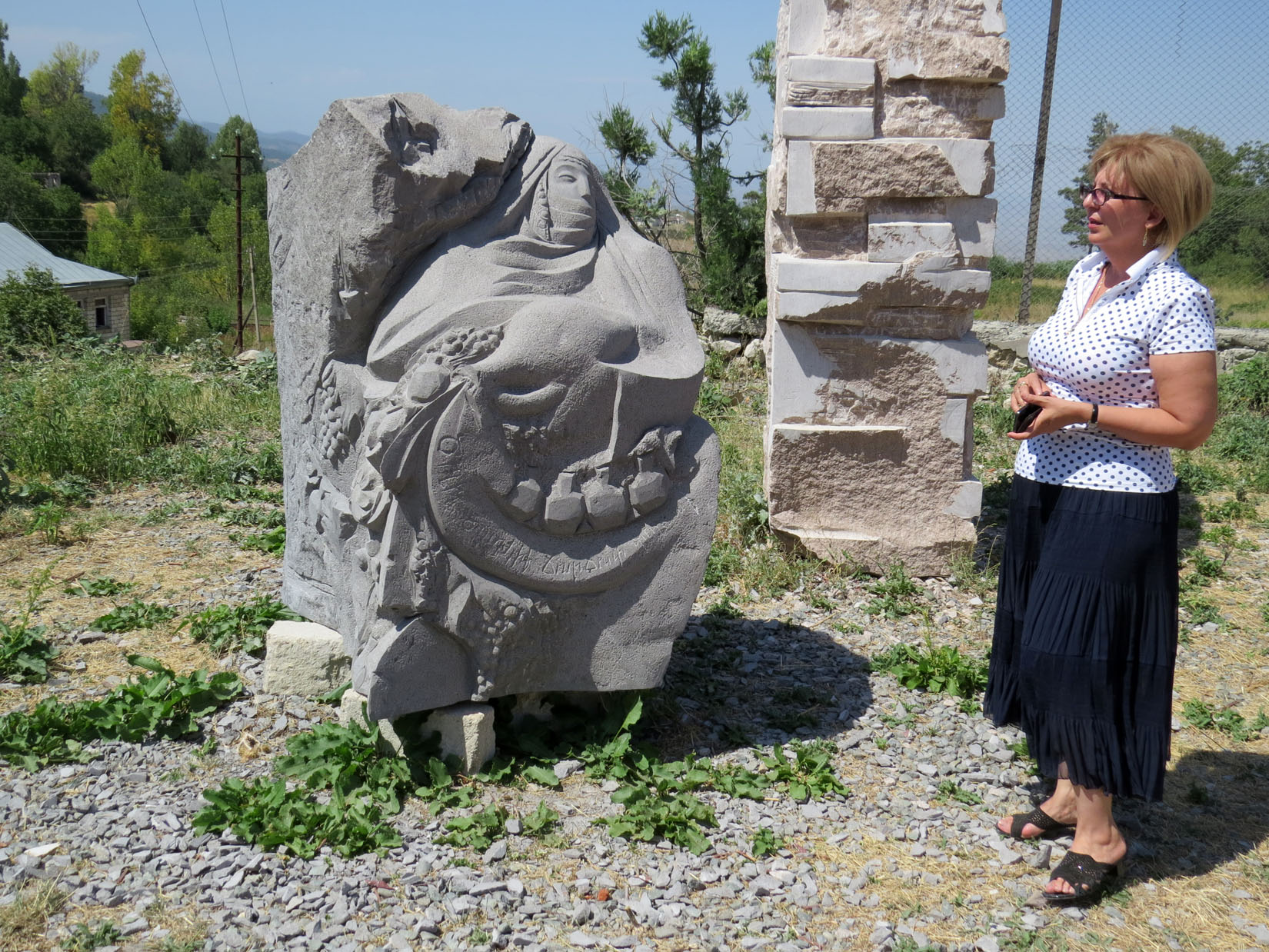 Элеонора рассматривает скульптуру белорусского скульптора Спартака Арутюняна 