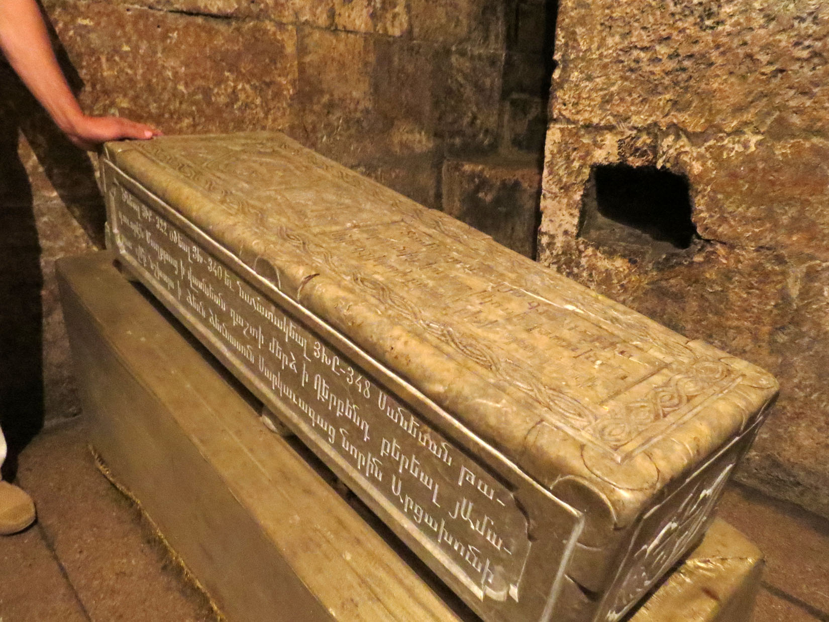 Надгробный камень в усыпальнице Святого Григориса.