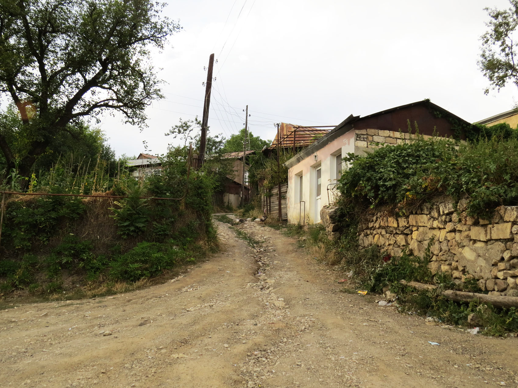 Улица ведёт в верхнюю часть села.