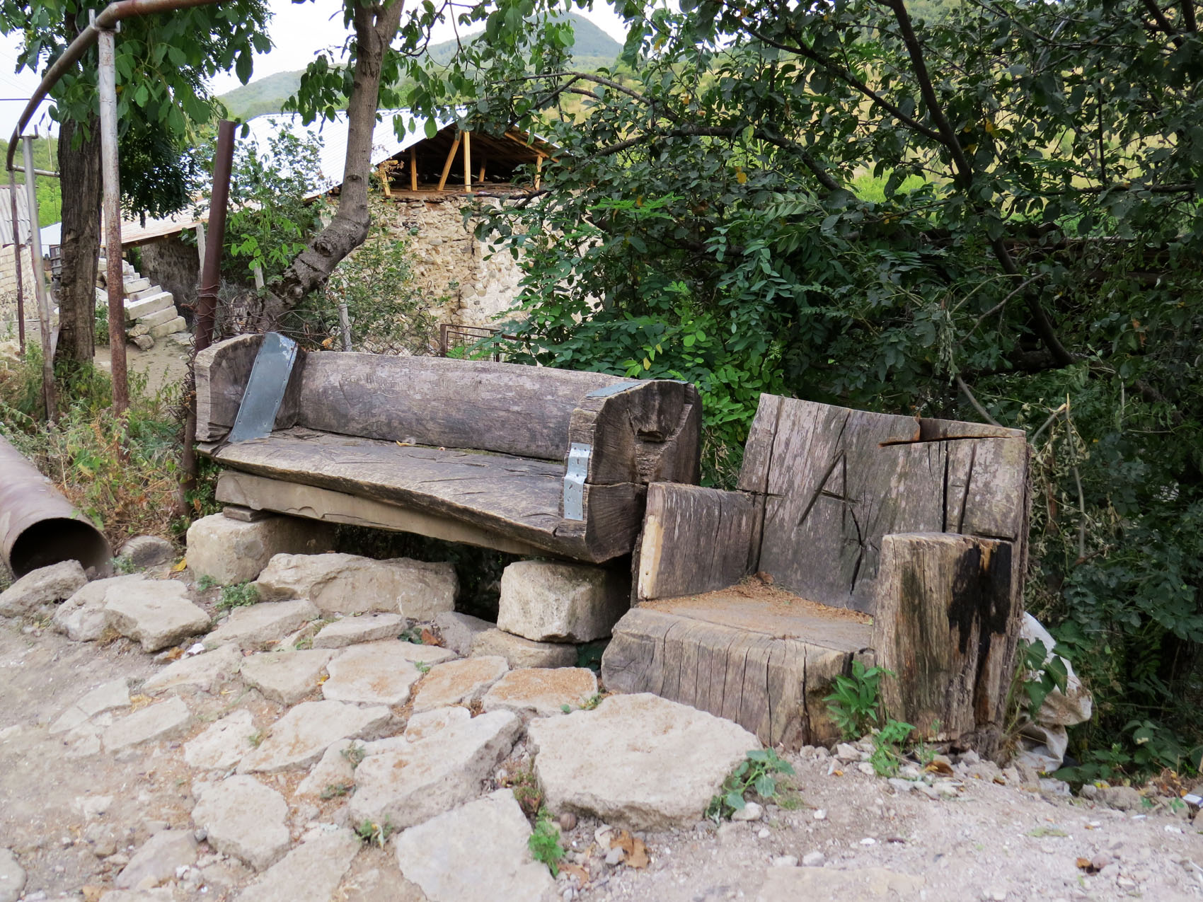 Оригинальные скамейка и кресло перед домом.