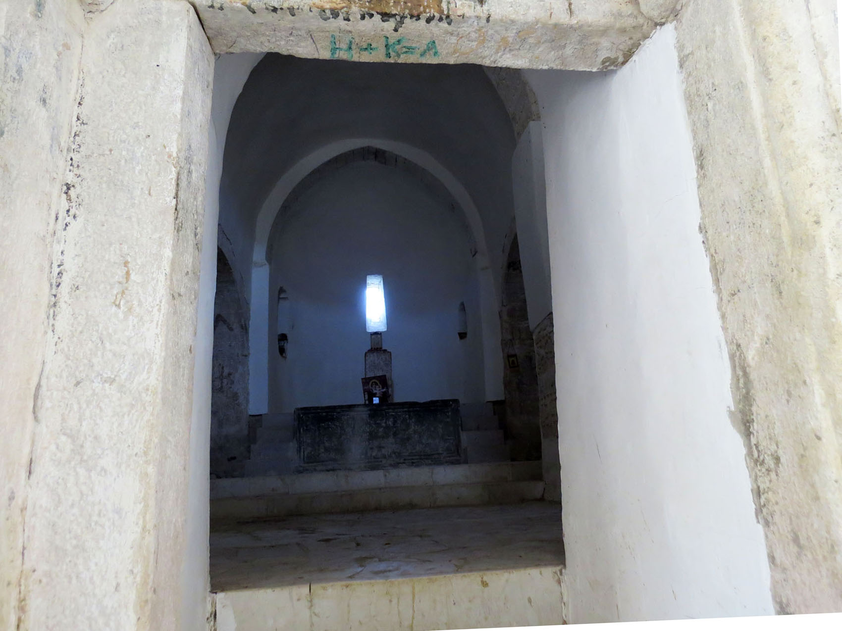 Вход в помещение церкви «Пустынь Кусаноц».