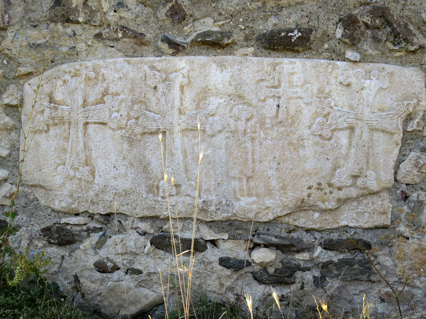 2. Хачкар, замурованный в стену. Северная сторона монастыря.