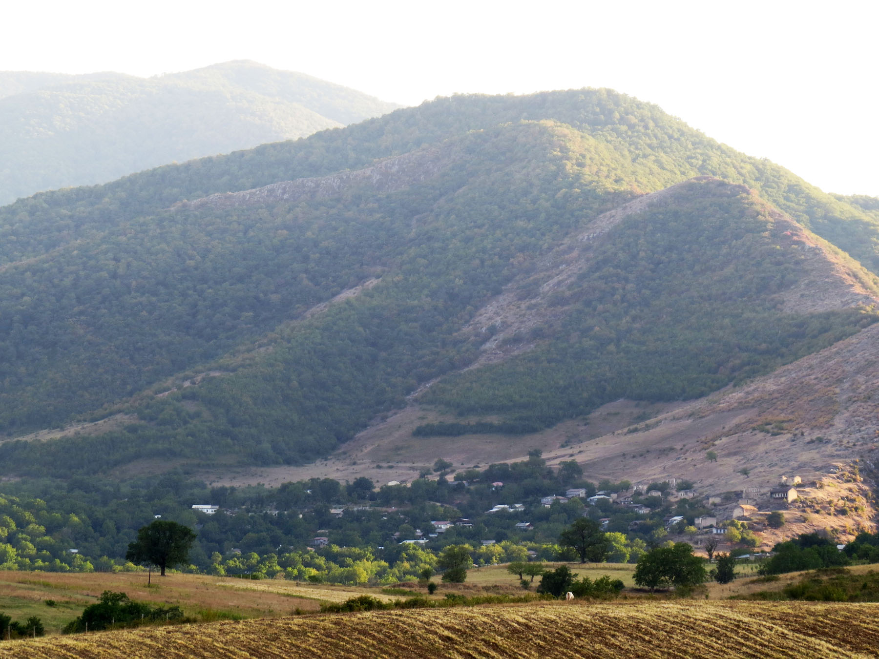 Под горой небольшое село Тагут. Гадрутский район.