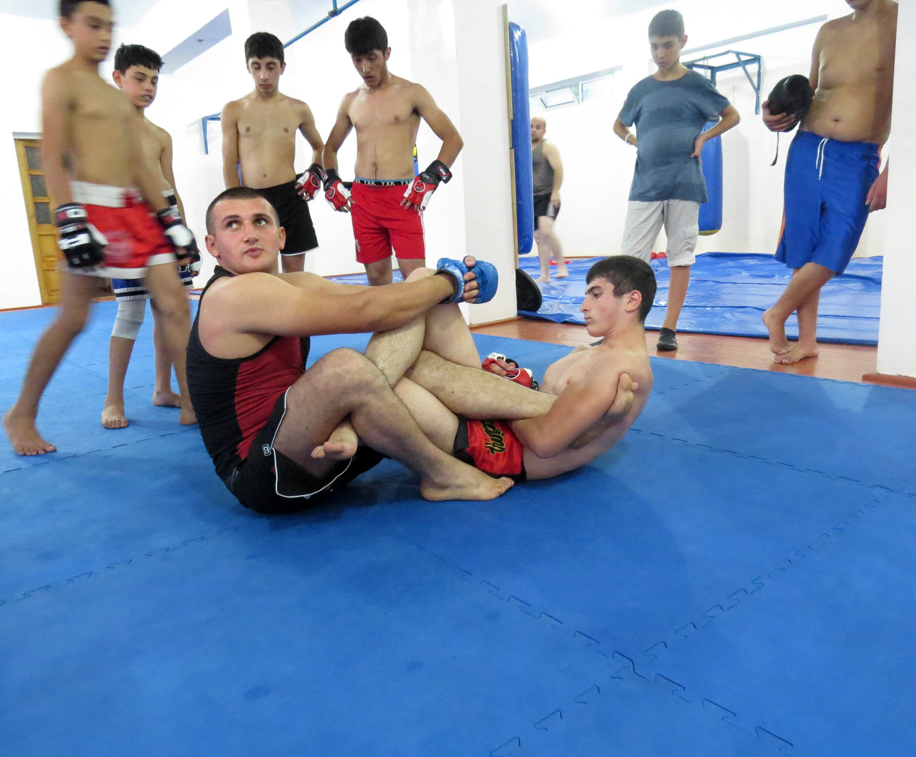 Тренер Гарегин Агабалян показывает правильное проведение болевого приёма на ногу.