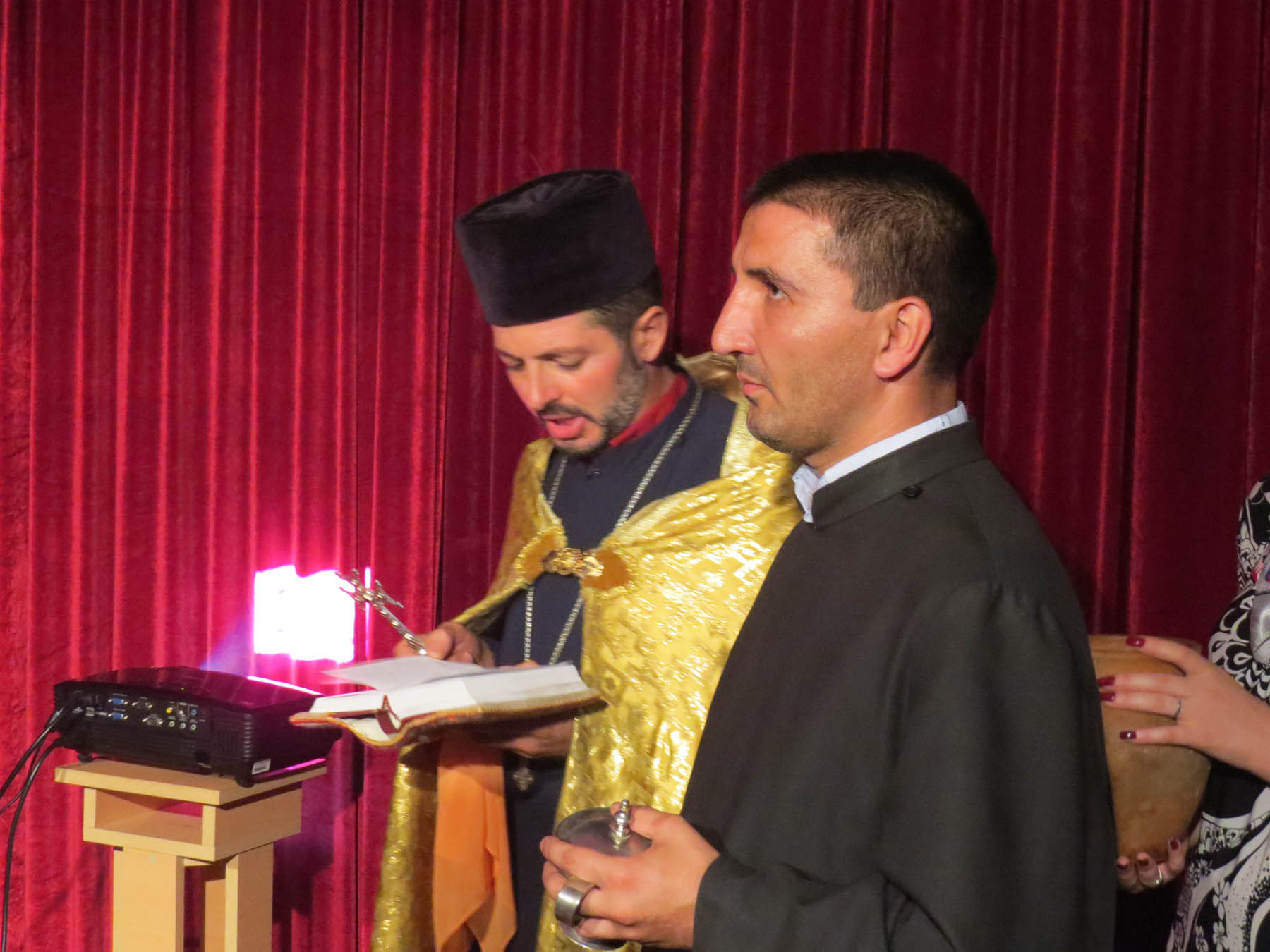 Настоятель церкви Казанчецоц Тер Андриас читает главу из Библии.